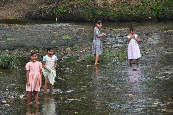 Meninas se divertem no rio de San Ignacio, em Belize